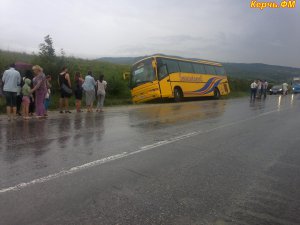 Автобус Керчь - Севастополь попал на трассе в ДТП