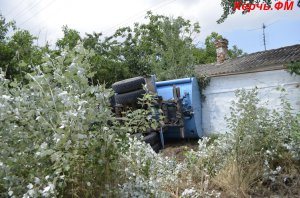 В Керчи водовозка врезалась в дом (видео)