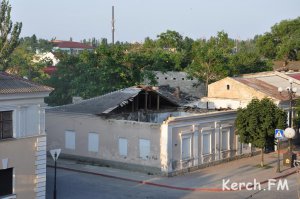 Керчане жалуются на обрушенную крышу дома в центре города