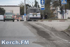 В Керчи в районе остановки АТП снова снимают часть дороги возле бордюров
