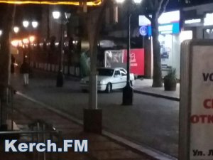 В Керчи автомобили паркуют на площади Ленина, - читатель
