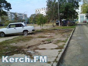 Водителей, которые паркуются на газонах, будет наказывать админкомиссия Керчи