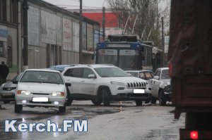 В Керчи на Еременко авария, движение троллейбусов остановлено