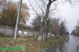 Забор керченского водоканала расписали вандалы