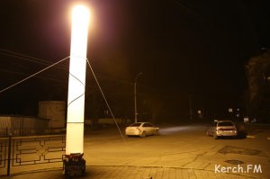 Вечером в Керчи пешеходные переходы  освещают световыми башнями