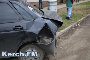В Керчи столкнулись два автомобиля и маршрутка