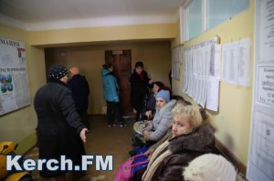 В Керчи  пенсионеры и инвалиды занимают очередь в ЖЭК с 3 часов утра