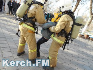 В Керчи пожарные тренировались спасать детей из школы-интерната