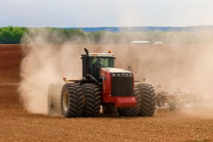 Сельхозтехнику в Крыму готовят к весенним полевым работам