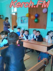 Керченские школьники поздравили мам и бабушек с 8 марта
