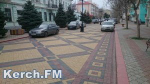 В Керчи на улице Ленина припарковались больше 15 автомобилей