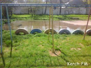 В Керчи школьный стадион затопило канализацией
