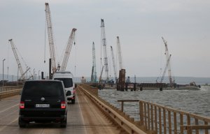 Строители возвели уже 10 опор авто и железнодорожных частей Керченского моста