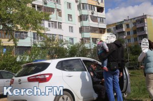 В Керчи задержали мужчин, которые воровали из автомобилей