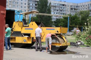 В Керчи заасфальтировали дорогу во дворе по Ворошилова