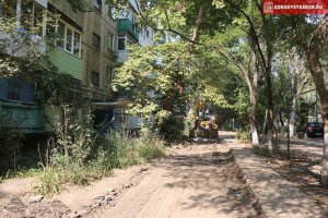 Жителям Горького в Керчи пообещали сделать парковку во дворе