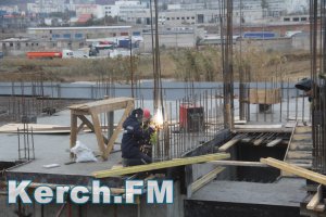 В Керчи строительство дома для переселенцев с моста отстает на два месяца