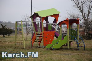 В Керчи на Ворошилова установили новую детскую площадку в грязь