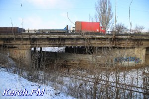 В Керчи продолжается ремонт Аршинцевского моста