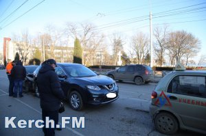 В Керчи произошла тройная авария с участием учебного автомобиля