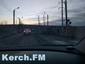 В Керчи по дороге на переправу образовываются пробки из-за ремонта дороги