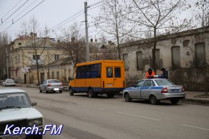 В Керчи произошло дорожное происшествие с участием маршрутки
