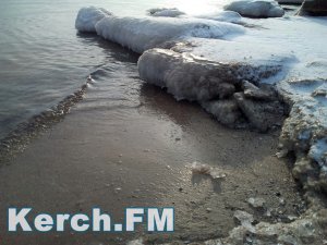Замерзшее побережье в Аршинцево в Керчи (фото)