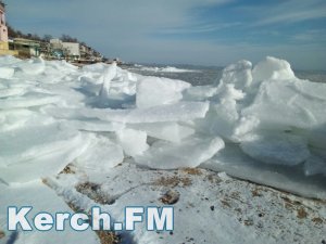 Керченский пролив покрылся льдинами (фото)