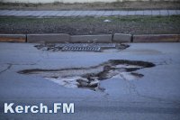 Керчане продолжают жаловаться на множество ям на дорогах города (видео)