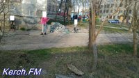 В Керчи образовалась свалка строительного мусора около общежитий в Аршинцево