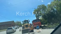 На Куль-Обинском шоссе в Керчи перекрыли часть дороги
