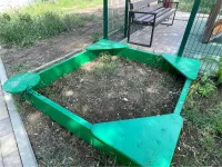 На детской площадке в Капканах в Керчи появилась песочница с травой и землей и детские качели