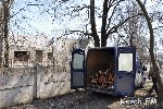 Новости » Экология: В керченском Молодежном парке спиливают деревья