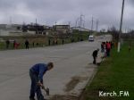 Новости: В Керчи школьники убирают обочины дорог с оживлённым движением