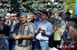 Новости » Общество: Митингующие под горсоветом Керчи решили, что В. Лютикову нужно отправить в отставку