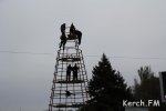 Новости » Общество: В Керчи начали монтировать главную новогоднюю елку