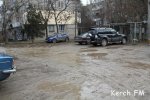 Новости » Коммуналка: Керчане жалуются на грязное месиво во дворе и бездействие коммунальщиков