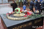 Новости » Общество: В Керчи ветераны возложили цветы к вечному огню