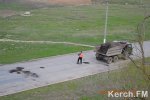 Новости » Коммуналка: В Керчи временно засыпают ямы стружкой