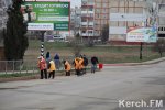 Новости » Общество: Убирать дороги в Керчи стали согласно технике безопасности