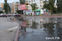 Новости » Коммуналка: Таврическая площадь в Керчи залита питьевой водой