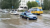 Новости » Общество: ГАИ Керчи помогает вытаскивать автомобили из воды (видео)