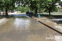 Новости » Коммуналка » Общество: В Керчи крупный порыв воды на Блюхера