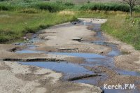 Новости » Коммуналка » Общество: В Керчи по проезжей части уже восемь лет течет питьевая вода