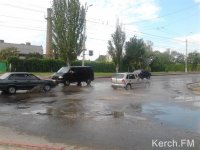 Новости » Коммуналка: Питьевая вода затопила перекресток АТС в Керчи