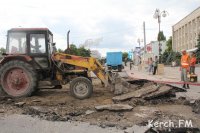 Новости » Коммуналка: В центре Керчи после порыва водовода снова латают дорогу