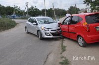 Новости » Криминал и ЧП: Под Керчью Хюндай протаранил китайское авто, есть пострадавшие