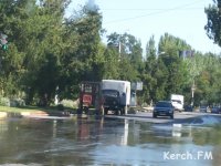 Новости » Коммуналка: Напротив исполкома в Керчи очередной порыв водовода