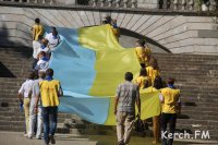 Новости » Общество: В Керчи на гору Митридат подняли 20-метровый флаг Украины