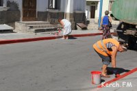 Новости » Общество: Бордюры в центре Керчи красят в красный цвет